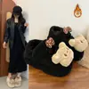 Cómodas pantuflas de algodón cerradas para uso en casa, modelo nuevo de invierno 2025, lindas pantuflas peludas de tacón alto con lazo de oso para mujer