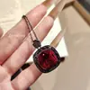 Conjunto de Corindón Rojo Sangre de Paloma Oscura Europeo y Americano Anillo de Oro Negro Personalizado Collar Colgante Femenino Pendientes de Piedras Preciosas de Colores