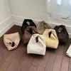 Bolsa de Mão Elegante e de Alta Qualidade Estilo Saco de Balde para Mulheres, Novo Estilo Primavera 2026, Bolsa Tote Clutch Estilo Preguiçoso Plissado