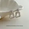 Pendientes geométricos cuadrados huecos con incrustaciones de circonita, sencillos y elegantes para mujer, con un toque de alta gama, versátiles para ir al trabajo y diseño único.