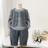 Conjunto Informal de Estilo Coreano para Niños 2026 Otoño para Niños de 1 a 5 Años, Suéter de Manga Larga y Chaleco de Moda Conjunto de Tres Piezas