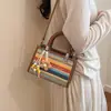 Bolso de Mujer Verano 2026 Nuevo Bolso Cuadrado Pequeño Tejido Arcoíris para Llevar en la Mano para Salidas a la Playa y Vacaciones, Bolso Bandolera de un Solo Hombro