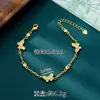 Pulsera de Mariposa con Diamantes Chapada en Cobre Dorado Estilo Lujo Ligero para Mujer Pulsera de Oro Arena Vietnamita Diseño Transfronterizo Fabricante de Joyería de Imitación Oro