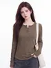 Camiseta de manga larga con cuello Henley retro de media botonadura para mujer, nuevo estilo de principios de otoño, verde, favorecedora, corte ajustado, top versátil