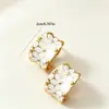 Pendientes Dorados de Lujo Suaves Color Blanco Leche Yanbai con Acabado de Alta Gama, Pendientes de Botón Florales Tallados en Esmalte para Mujer, Clips para Orejas Retro Franceses, Accesorios para Orejas