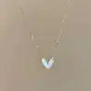 Collar de corazón dorado estilo ins, cadena de clavícula de lujo, ligera, de moda nicho para mujer, diseño personalizado, collar sencillo que combina con todo.