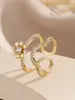 Anillo Abierto de Zirconia con Flor de Doble Pista Estilo Lujo Ligero, Chapado en Oro, Anillo Versátil y Elegante para Mujer, Disponible para Mayorista y Personalización