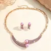 Conjunto de Colar e Brincos Retrô de Luxo Leve Europeu e Americano para Mulheres, Banhado a Ouro com Diamantes e Pérolas, Corrente para Clavícula, Joias da Moda de Nicho de Alto Padrão