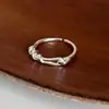 Anel de Nó de Corda Torcida em Prata Esterlina S925 para Mulheres Nicho Alto Padrão Luxo Leve Personalidade Versátil Aberto Ajustável Anel para Dedo Indicador