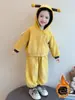 Conjunto de otoño e invierno para niñas con forro de polar, nuevo estilo 2026, chaqueta con capucha de moda, ropa de invierno para bebés, conjunto de dos piezas de dibujos animados