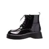 Botas estilo Martin de couro envernizado preto para mulheres, coleção outono/inverno 2026, com sola grossa, que aumentam a altura, doces e estilosas, versáteis e afuniladas no tornozelo