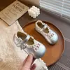 Nuevos Zapatos Infantiles Otoño 2025 Niñas Zapatos Individuales de Princesa con Lazo de Pedrería para Niños Medianos y Grandes, Zapatos de Cuero de Boca Baja Modernos