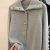 Cardigan de Tricô com Pelo de Guaxinim Azul Claro Pequeno 2025 para Mulheres, Novo Design de Primavera e Outono com Gola Reversível Estilosa, Textura Preguiçosa e Macia