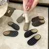Pantuflas de interior de estilo coreano con lunares y suela gruesa, colección otoño 2026, diseño sin cordones, con tacón oculto para mayor altura, y diseño de media punta para mujer