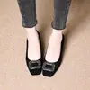 2026 Novos Mocassins de Camurça com Fivela Quadrada para Primavera e Outono Salto Médio Salto Bloco Boca Rasa Sapatos Femininos de Pele de Cordeiro Confortáveis Sapatos Pequenos de Couro