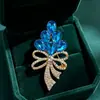 Nuevo broche floral transfronterizo, un diseño de alta gama y nicho para mujer, hecho de aleación, versátil y elegante, con detalles de pedrería