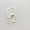 Leggings de Bebê Estilo Primavera e Outono 2025 Versão Coreana Bordado de Coração Leggings para Crianças com Bumbum Grande Calças Fofas para Passeio de Bebê