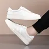 Novo modelo de tênis de treino alemão feito de couro bovino de flor integral, tênis respiráveis de couro genuíno para homens, sapatos versáteis da moda, sapatos brancos casuais para homens