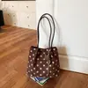 Bolso de Mujer Otoño Invierno Estilo Coreano Bolso de Lunares Gran Capacidad de Moda Versátil Tendencia 2026 Nuevo Cubo de Hombro Único para Viajes Cotidianos