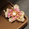 Broche tridimensional con microincrustaciones de circonitas, elegante y atmosférico, con perlas naturales de agua dulce, de cuatro colores.