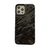 Funda Brillante de Concha Ondulada Plegada Adecuada para Teléfono Móvil Apple 18Pro 17/16 Amigable con la Piel 13/14 Brillante Pulverizada con Aceite Patrón de Agua