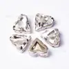 Atacado do Fabricante Grau Especial A Strass de Cristal K9 Coração de Pêssego Inclinado com Base Pontiaguda, Strass Irregulares com Garras para Roupas, Sapatos, Decoração de Embalagens, Strass para Nail Art