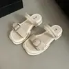 Chinelos Casuais de Design Minimalista Retrô para Mulheres, Novo Estilo de Commuter de Nicho Verão 2026 com Fivela de Cinto, Sandálias com Solado Grosso que Aumentam a Altura