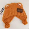 Bonito gorro de punto para otoño e invierno con un pequeño adorno de oso y pompón, hecho de felpa tipo oso de peluche, versátil, cálido y cubreorejas, haciendo que tu cara se vea más pequeña