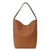 Bolsa Saco Feminina Vintage Simples e Elegante para Comércio Exterior, Início do Outono 2026, Grande Capacidade, Bolsa de Ombro e Axila de Couro Macio de Nicho, Tendência