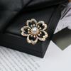 Broche de Moda Retro Flor Perla Diamante Joker de Alta Gama Color Natural Aleación Corsage Alfiler para Ropa Hebilla