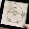 Pulseira de flor de cinco pétalas para mulheres, requintada, toque de alta qualidade, corrente para clavícula, pingente de pétala de flor, luxo leve, camélia, nicho, joia de mão versátil