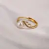 Anéis Cruzados Europeus e Americanos de Moda Luxo Leve de Cobre para Mulheres Nicho Alto Padrão Versáteis Anéis de Dedo Indicador com Pérola de Água Doce Venda por Atacado