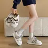Tênis casuais com cadarço duplo, tênis brancos para mulheres, novo modelo da primavera de 2026, sola grossa, color block, confortáveis, estilosos, tênis casuais esportivos