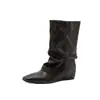 Botas de tacón de plataforma estilo relajado que aumentan la altura 2026 invierno tacón de cuña tacón medio punta cuadrada piel de vaca caña ancha suelta botas de media pantorrilla para mujer