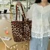 Bolsa de Ombro de Veludo Cotelê com Estampa de Leopardo Nova Coreana Dupla Face Casual Grande Capacidade Retro Bolsa de Axila Bolsa Tote Casual para o Dia a Dia Feminina