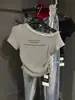 Camiseta de mujer de estilo coreano, versátil, con huecos, cuello redondo, de un solo hombro, manga corta, con estampado de letras, fruncido asimétrico, corte ajustado, adelgazante para el verano