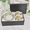 Juego de taza y platillo para café de porcelana de hueso estilo europeo, taza de té de la tarde de palacio de lujo ligero, par de tazas de cerámica para regalo de negocios, al por mayor en stock