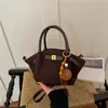 Bolsa sacola casual, retrô e minimalista com um design moderno e único, perfeita como bolsa de ombro ou transversal.. Nova coleção 2026, uma bolsa feminina de nicho