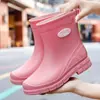 Botas de lluvia para mujer estilo coreano caña media-baja moda simple caña corta forro polar cómodo impermeable para lavar el coche cocina zapatos de goma para agua venta al por mayor
