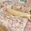 Juego de Ropa de Cama con Estampado de Gatito de Dibujos Animados Infantiles en Tela Nublada para Estudiantes y Niños, Juego de Tres Piezas con Sábana y Funda de Edredón, Juego de Cuatro Piezas