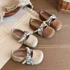 Zapatos Mary Jane de otoño, zapatos de princesa para niños, estilo retro, suela blanda, punta poco profunda, adornados con perlas, zapatos pequeños de cuero, zapatos estilo Birkenstock para niñas, estilo nuevo