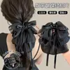 Presilha de cabelo triângulo em tecido para mulheres, com um visual sofisticado, perfeita para criar um coque estiloso na parte de trás da cabeça; uma grande presilha tipo tubarão com aparência delicada, com um laço de borboleta