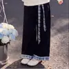 Nuevo conjunto de dos piezas casual, versátil y moderno para niñas, con un elegante estampado de dibujos animados en la parte superior y retazos de cuadros en los pantalones largos.