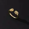 Anillo de perlas para mujer de diseño lujoso y ligero de nicho de alta gama, anillo de apertura ajustable con circonita chapada en oro creativo de moda europea y americana.