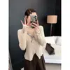 Outono de 2026 Novo Estilo Coreano Costurado Design de Nicho Senso de Moda Malha para o Trabalho Decoração com Lenço de Seda Top de Lã Roupas Femininas