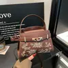 Bolsa de Mão Feminina Bordada 2026 Nova, Elegante e Estilosa, com Textura e Cor Sólida, de Grande Capacidade, Adequada para Ombro, Transversal e Mão