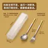 Set de cubiertos de titanio puro, diseñado para uso individual, presenta un mango texturizado antideslizante y viene con un estuche transparente. Es ligero y portátil, lo que lo hace ideal para usar en comedores escolares y fácil de limpiar.