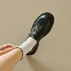 2026 Novo Estilo Mocassins com Salto Bloco e Solado Grosso com Fivela de Metal para Mulheres, Sapatos de Couro Estilo College, Sapatos de Salto Baixo, Tamanhos 33-43, Tamanho Grande, Transfronteiriço