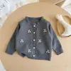 Cardigã de tricô estilo coreano com estampa de cerejas para meninas, adequado para primavera e outono, um casaco de lã doce e fofo com gola de babados, suéter infantil