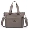 Bolsa tote de nylon de grande capacidade para mulheres, novo estilo 2026, bolsa de ombro leve e à prova d'água em tecido Oxford, adequada para o dia a dia, pode ser carregada na mão ou usada na transversal